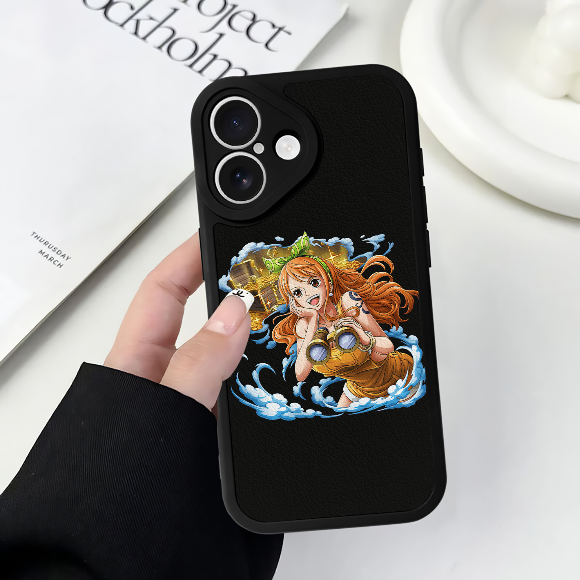 （画像用） ワンピース ナミ ONE PIECE Nami 【iPhone 16シリーズ対応】シリコンスマホケース（レザー調） 材質：シリコン
